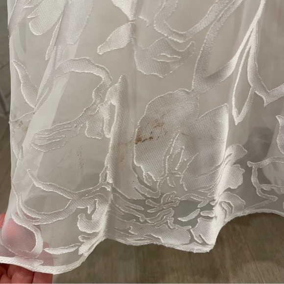 Beautiful ivory wedding gown - Picture 9 of 11